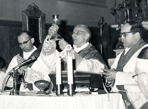 don Cenacchi (a destra) insieme a don Artemio Crepaldi e don Giuseppe Crepaldi 